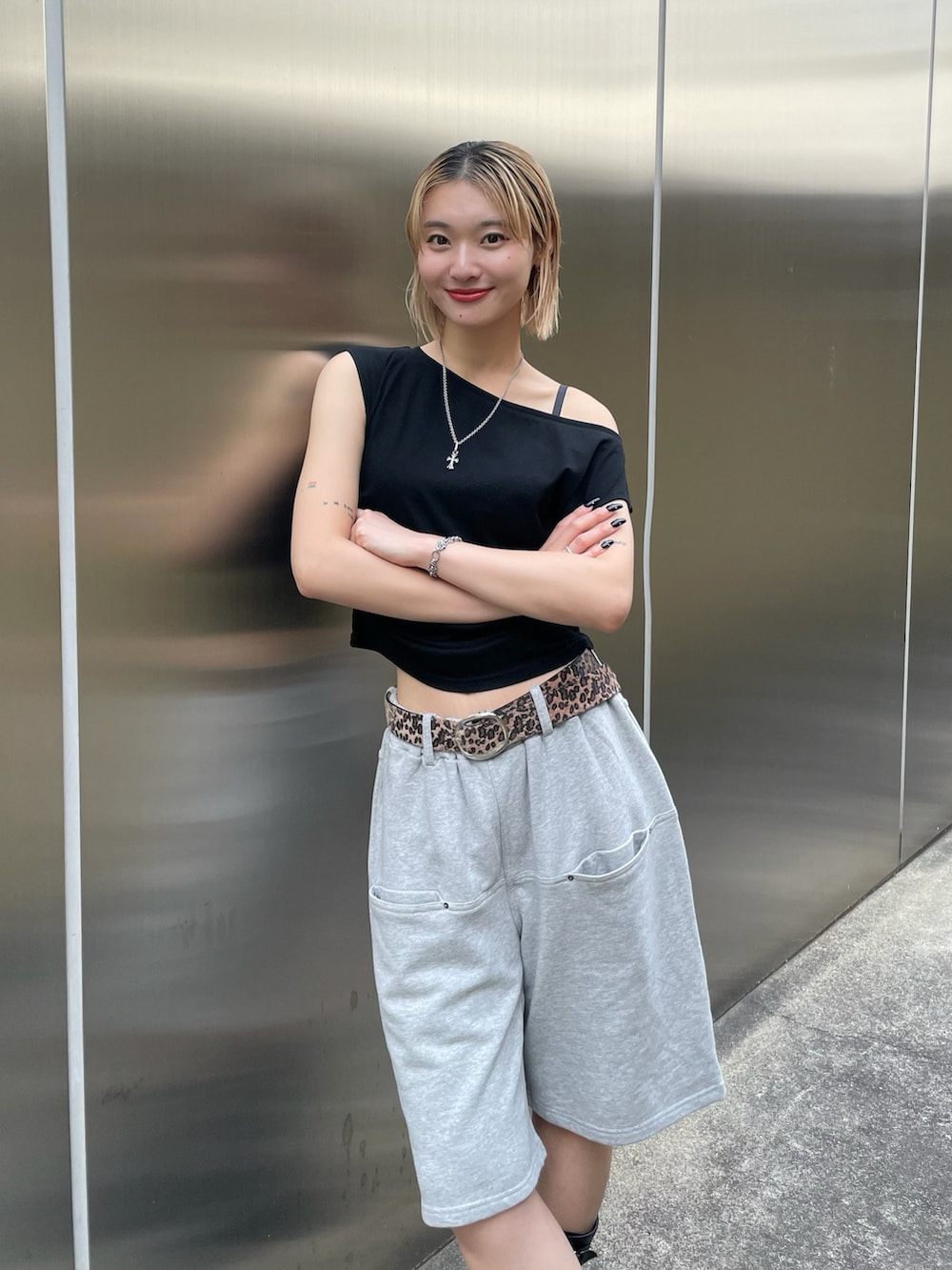 ブラック系のタンクトップ、グレー系のスウェットパンツ、シルバー系のネックレスを着用したレディースの夏コーディネートの3枚目の写真