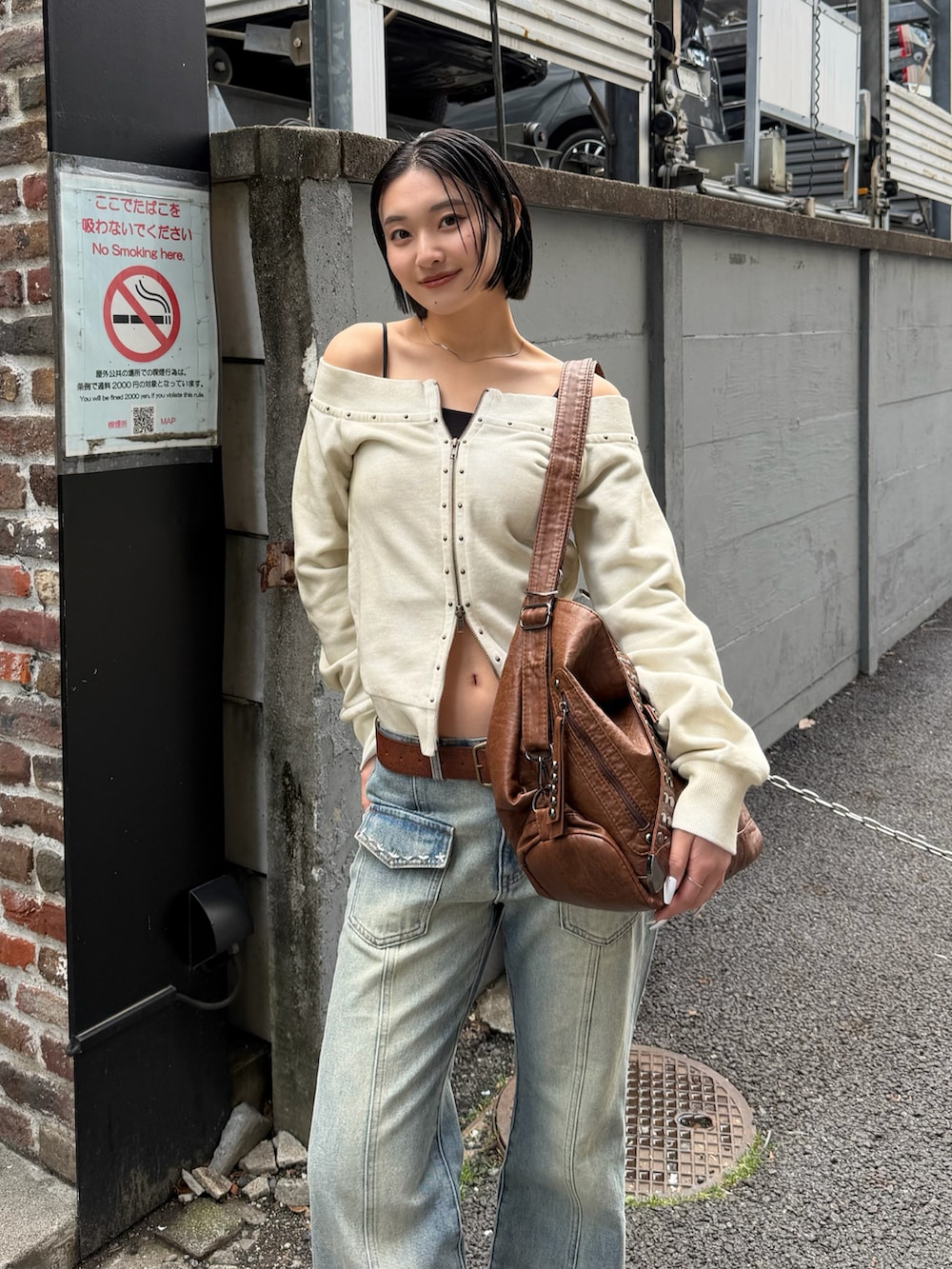 ホワイト系のTシャツ/カットソー、ブルー系のデニムパンツ、ブラック系のパンプスを着用したレディースの春コーディネートの2枚目の写真