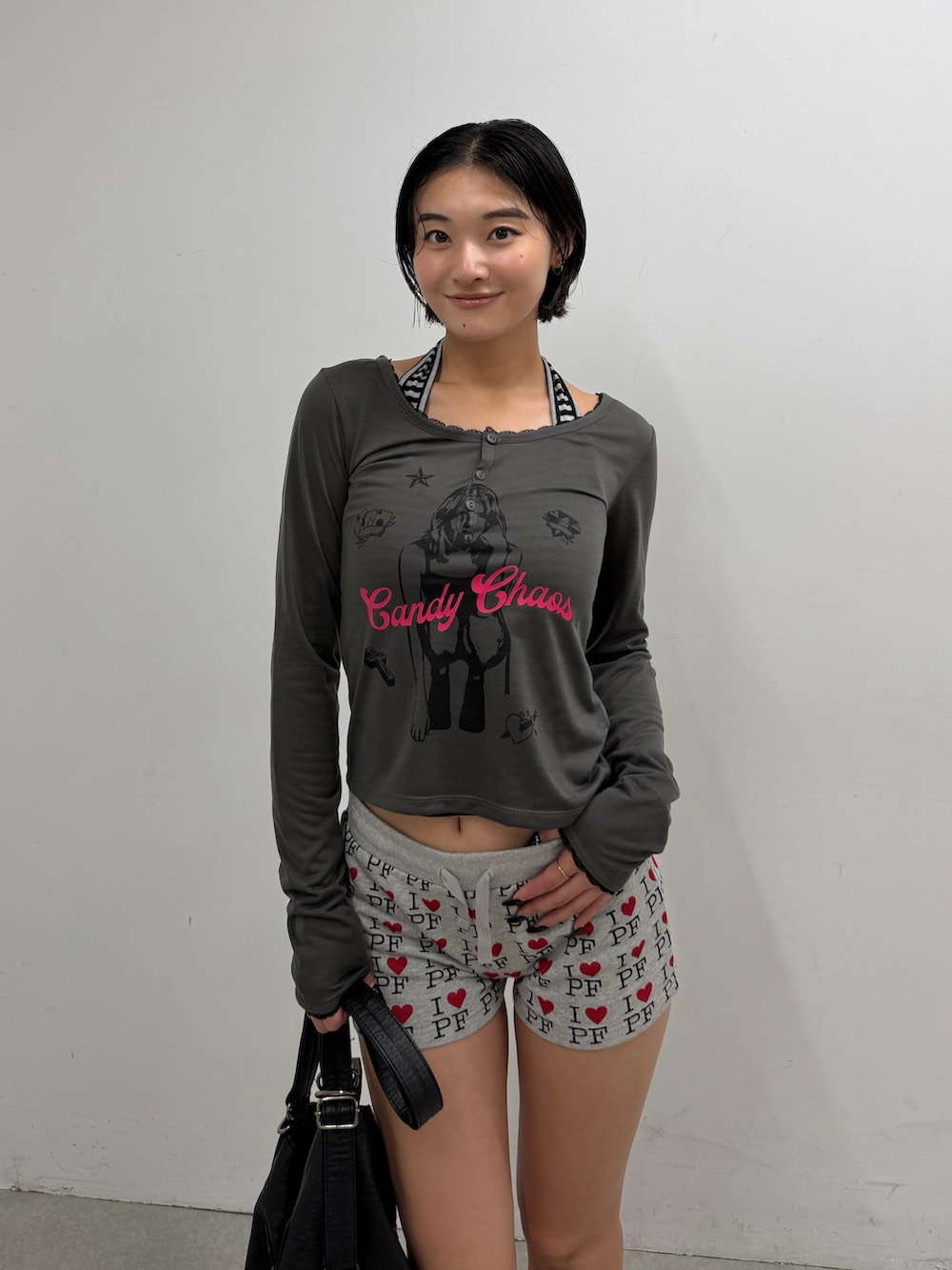 グレー系のスウェットパンツ、イエロー系のブーツ、グレー系のTシャツ/カットソーを着用したレディースの夏コーディネートの3枚目の写真
