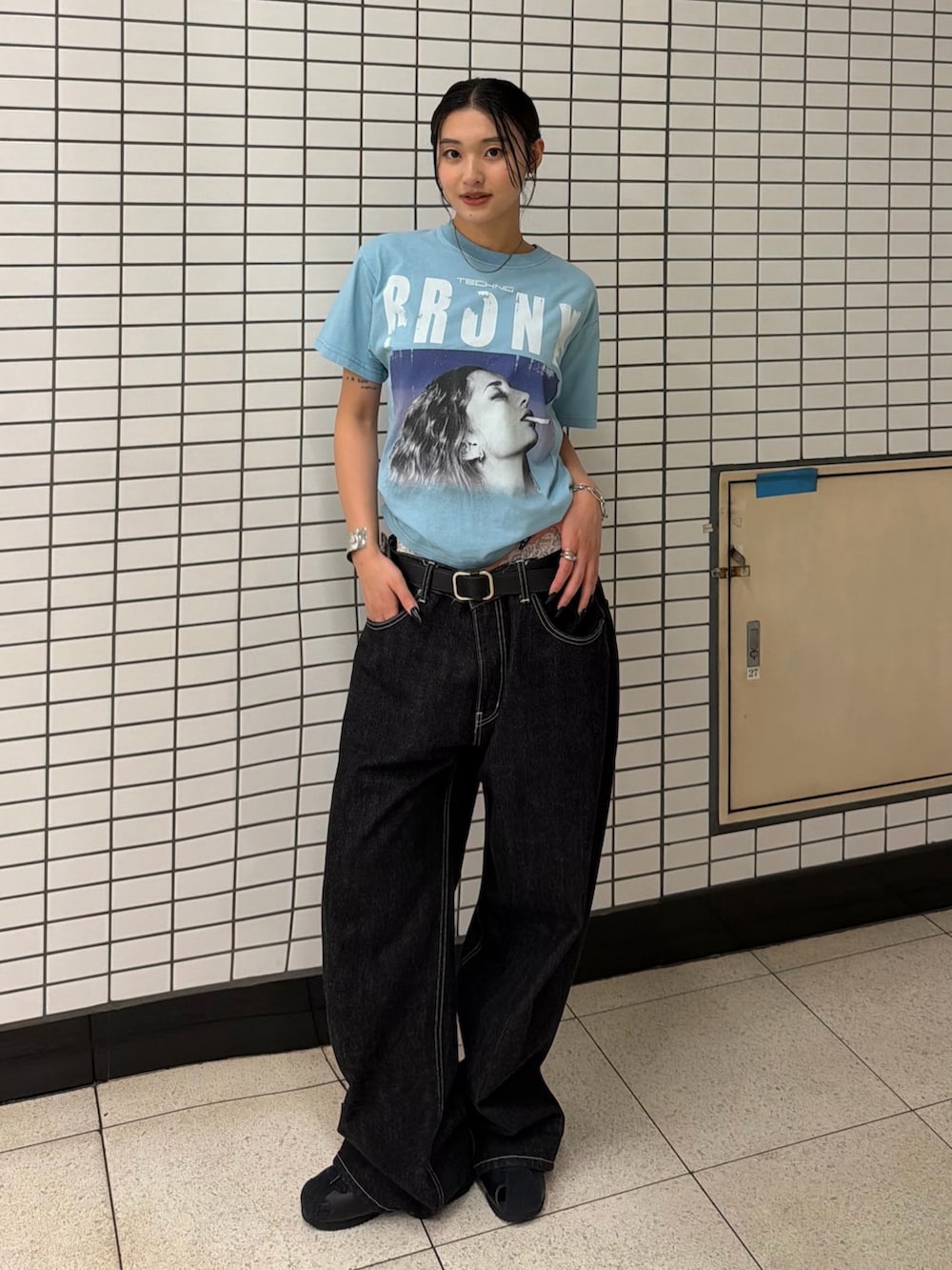 ブルー系のTシャツ/カットソー、ブラック系のデニムパンツを着用したレディースの夏コーディネートの2枚目の写真