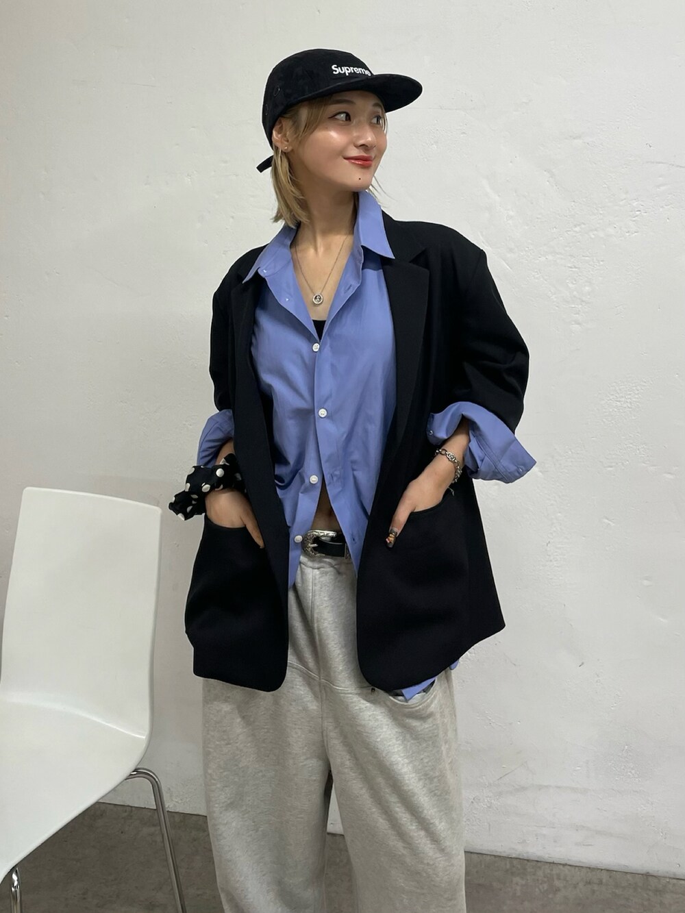 ブルー系のシャツ/ブラウス、ブラック系のテーラードジャケット、グレー系のスウェットパンツを着用したレディースの夏コーディネートの4枚目の写真