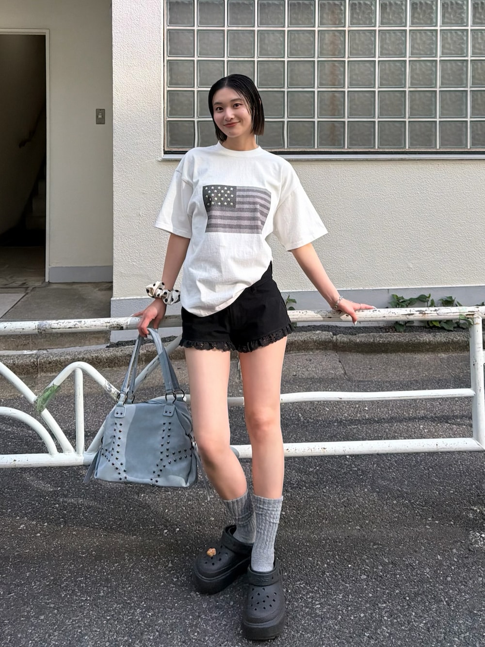 ホワイト系のTシャツ/カットソー、ブラック系のその他パンツ、ブルー系のショルダーバッグを着用したレディースの春コーディネートの2枚目の写真