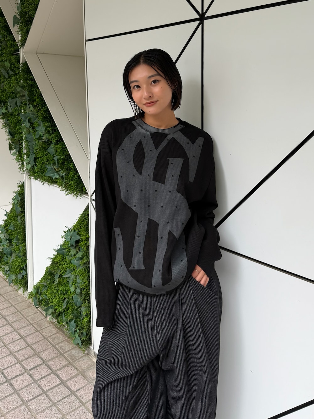 ブラック系のパンツ、ブラック系のTシャツ/カットソーを着用したレディースの秋コーディネートの2枚目の写真