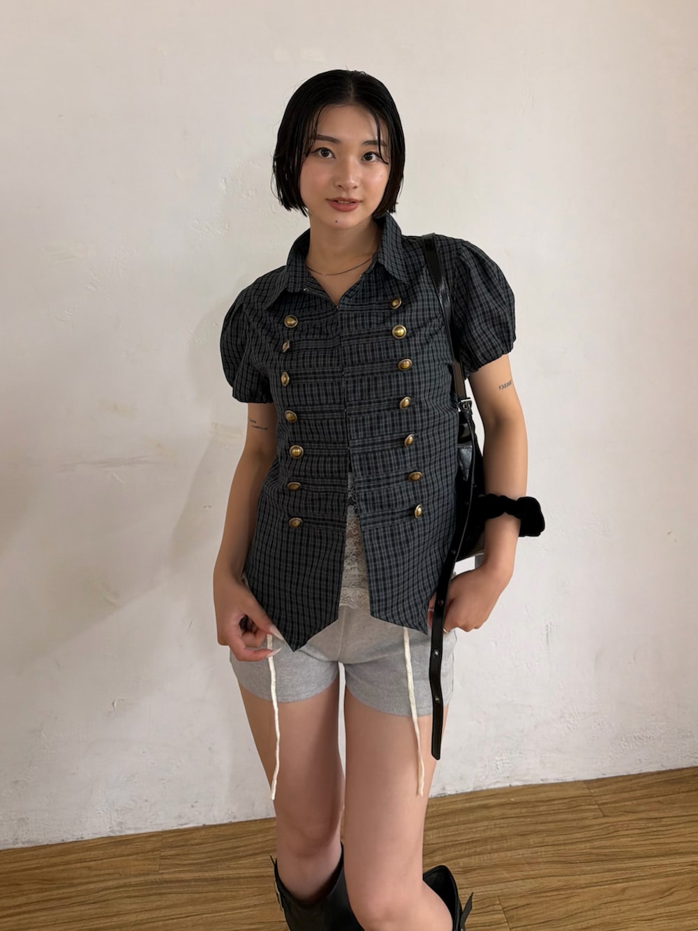 ブラック系のシャツ/ブラウス、グレー系のその他パンツ、ブラック系のショルダーバッグを着用したレディースの夏コーディネートの3枚目の写真