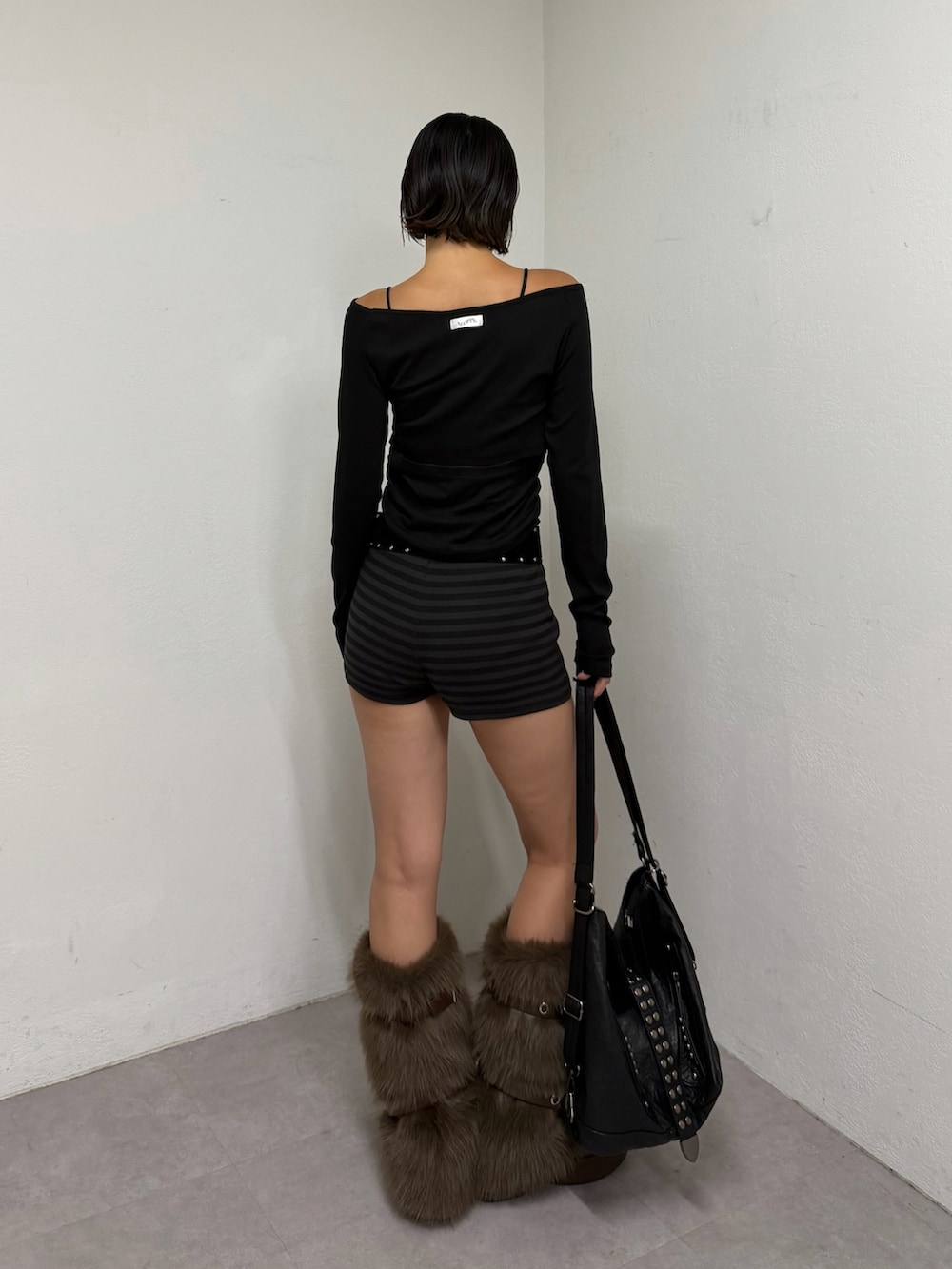 ブラック系のTシャツ/カットソー、ブラック系のショルダーバッグ、ブラック系のその他パンツを着用したレディースの夏コーディネートの2枚目の写真