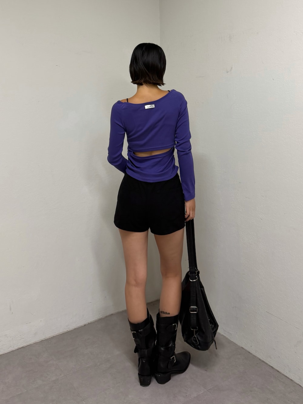 パープル系のTシャツ/カットソー、ブラック系のブーツ、ブラック系のその他パンツを着用したレディースの夏コーディネートの2枚目の写真