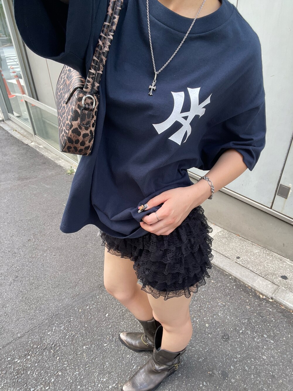 ブラウン系のショルダーバッグ、ブルー系のTシャツ/カットソー、ブラック系のその他パンツを着用したレディースの夏コーディネートの3枚目の写真