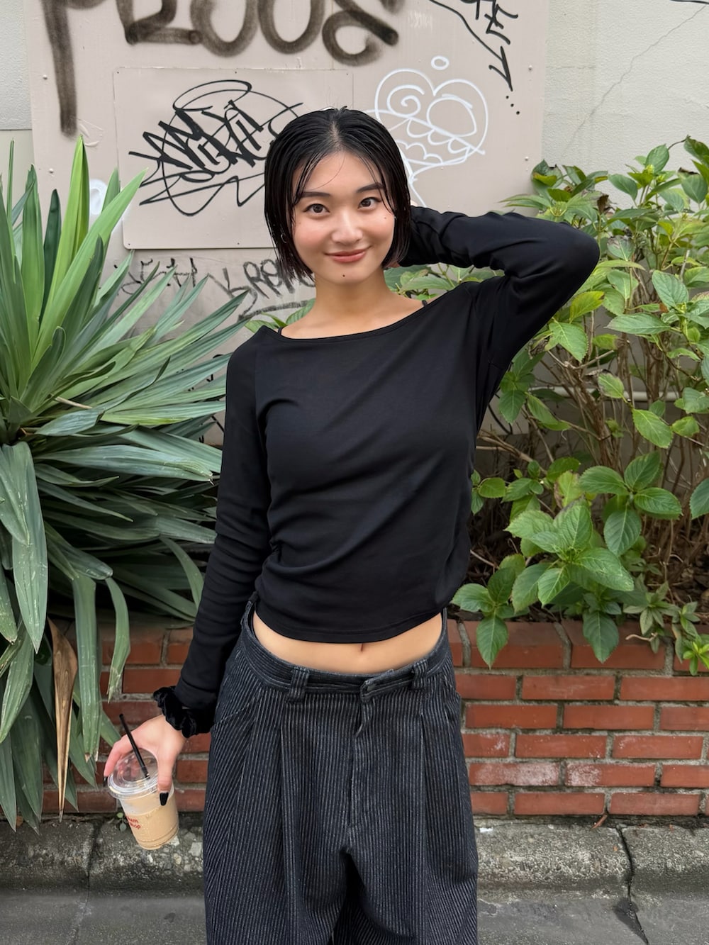 ブラック系のTシャツ/カットソーを着用したレディースの夏コーディネートの3枚目の写真