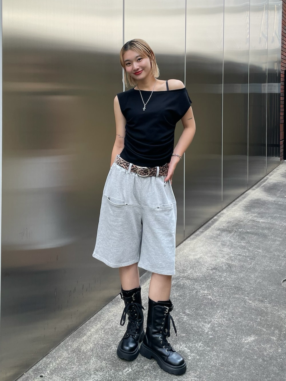 ブラック系のタンクトップ、グレー系のスウェットパンツ、シルバー系のネックレスを着用したレディースの夏コーディネートの2枚目の写真