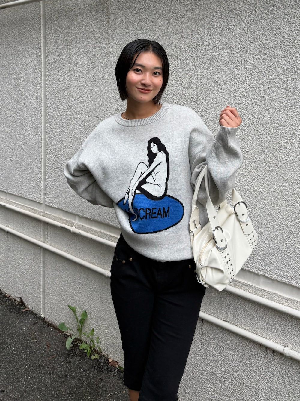 ブラック系のその他パンツ、ホワイト系のボストンバッグ、ブラック系のパンプスを着用したレディースの秋コーディネートの2枚目の写真