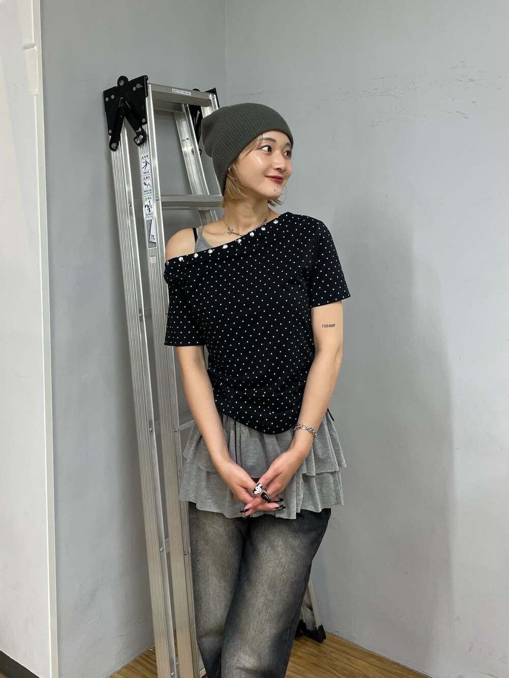 ブラック系のTシャツ/カットソー、グレー系のチュニック、ブラック系のデニムパンツを着用したレディースの夏コーディネートの4枚目の写真