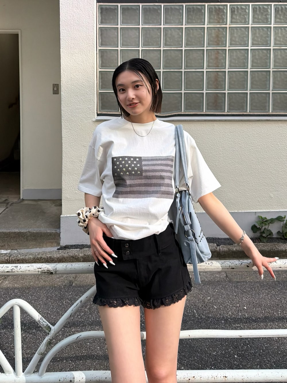 ホワイト系のTシャツ/カットソー、ブラック系のその他パンツ、ブルー系のショルダーバッグを着用したレディースの春コーディネートの3枚目の写真
