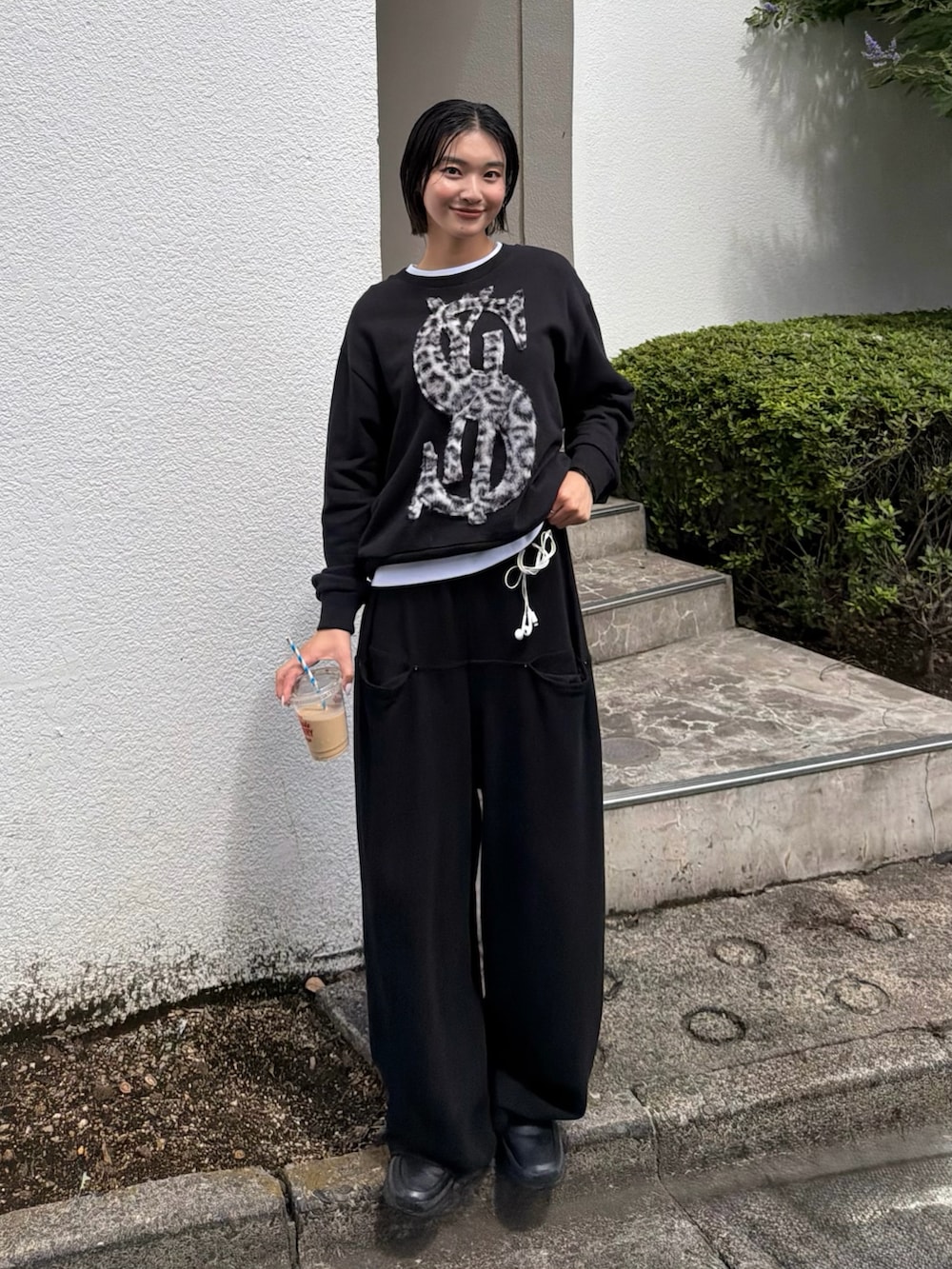 ブラック系のTシャツ/カットソー、ブラック系のスウェットパンツを着用したレディースの秋コーディネートの2枚目の写真