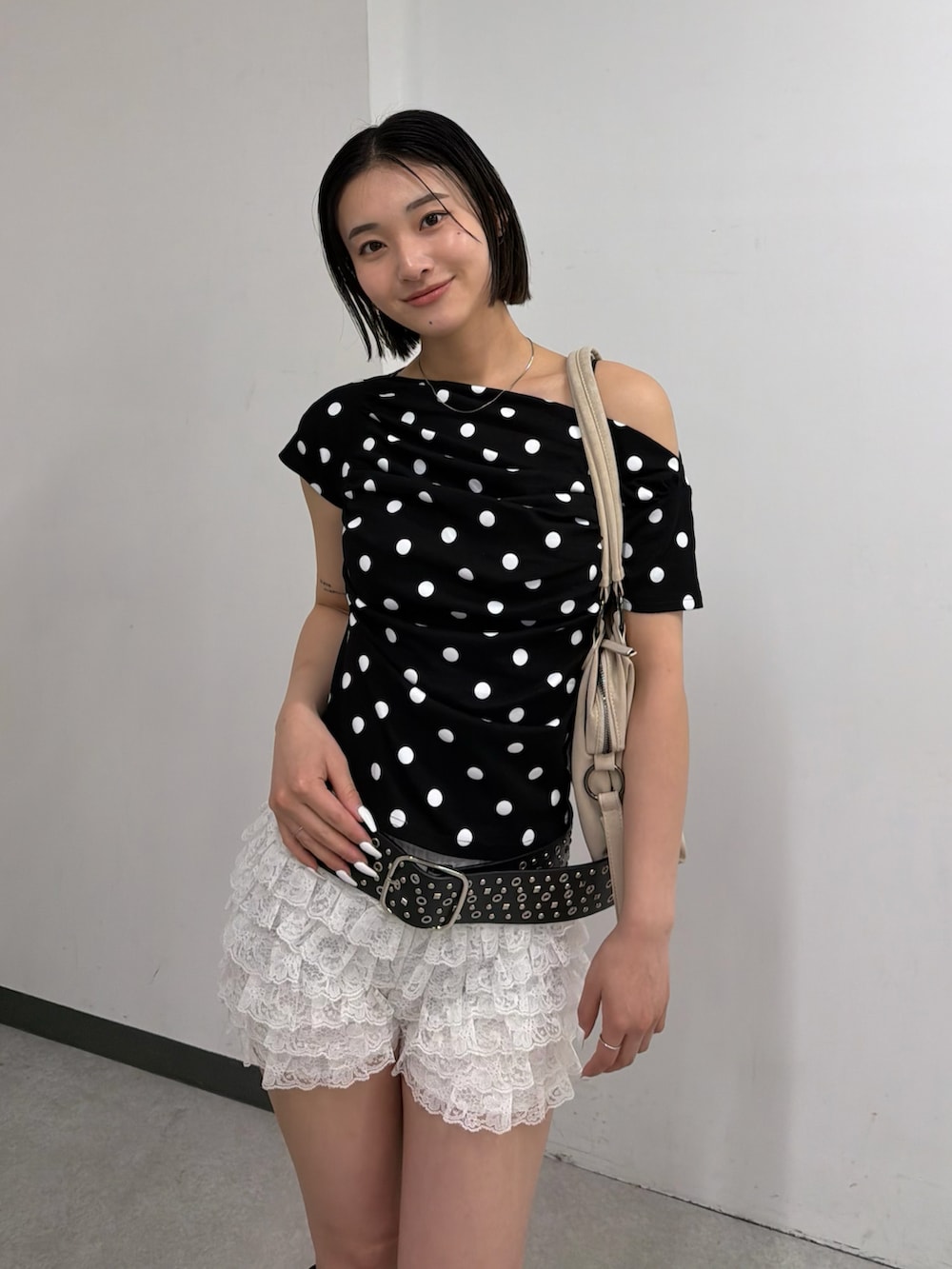 ブラック系のTシャツ/カットソー、ブラック系のブーツ、ホワイト系のその他パンツを着用したレディースの春コーディネートの3枚目の写真