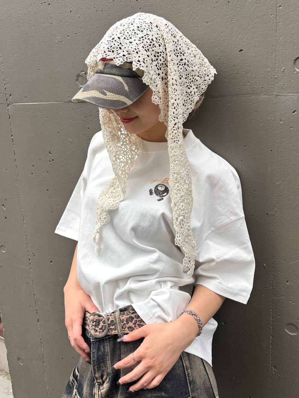 ブルー系のデニムパンツ、イエロー系のパンプス、ホワイト系のTシャツ/カットソーを着用したレディースの春コーディネートの3枚目の写真