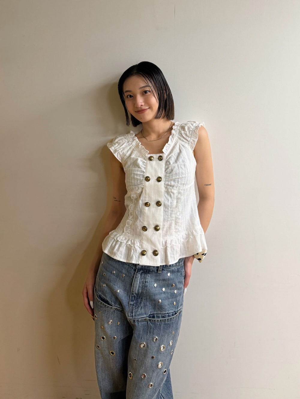 ホワイト系のシャツ/ブラウス、ブルー系のデニムパンツ、ホワイト系のパンプスを着用したレディースの春コーディネートの2枚目の写真