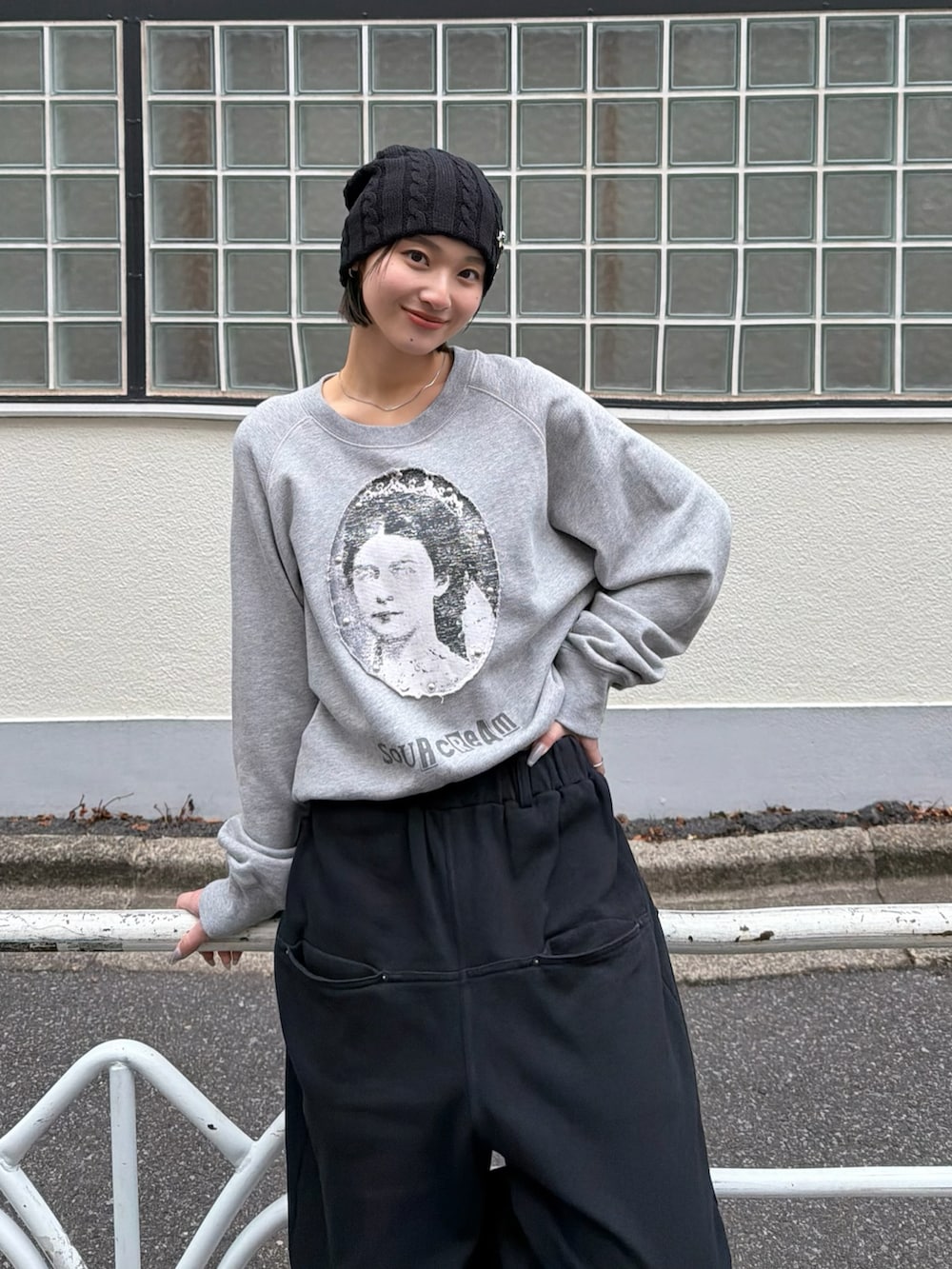 グレー系のスウェット、ブラック系のスウェットパンツを着用したレディースの冬コーディネートの3枚目の写真