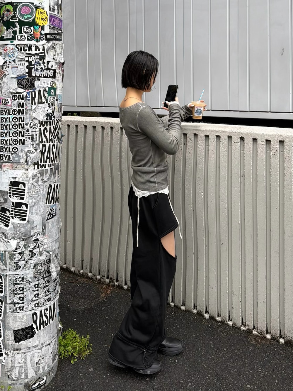 グレー系のTシャツ/カットソー、ホワイト系のTシャツ/カットソーを着用したレディースの春コーディネートの2枚目の写真