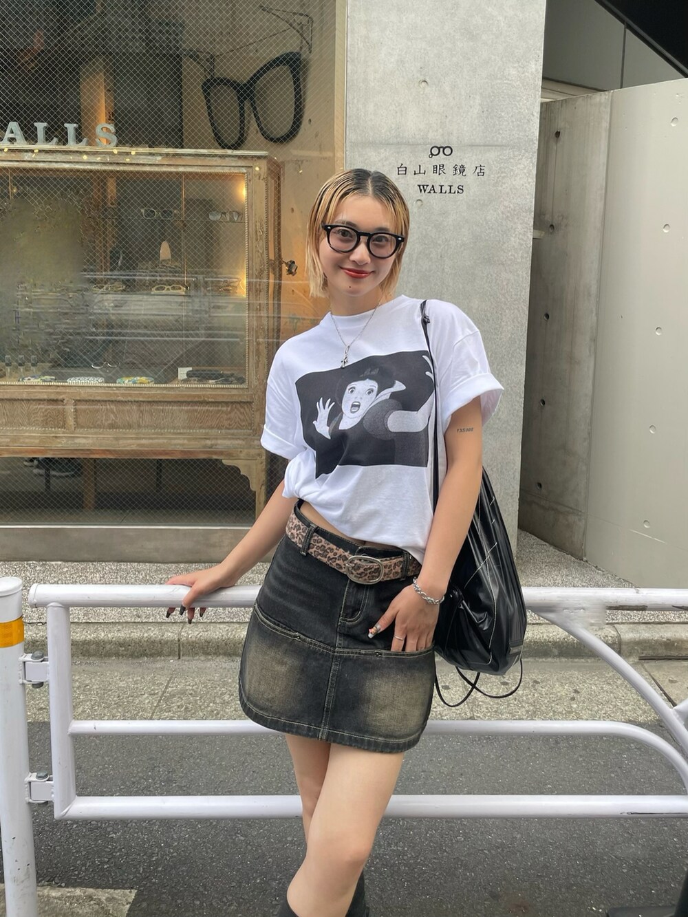 ホワイト系のTシャツ/カットソー、ブラウン系のベルト、ブラック系のサングラスを着用したレディースの夏コーディネートの2枚目の写真