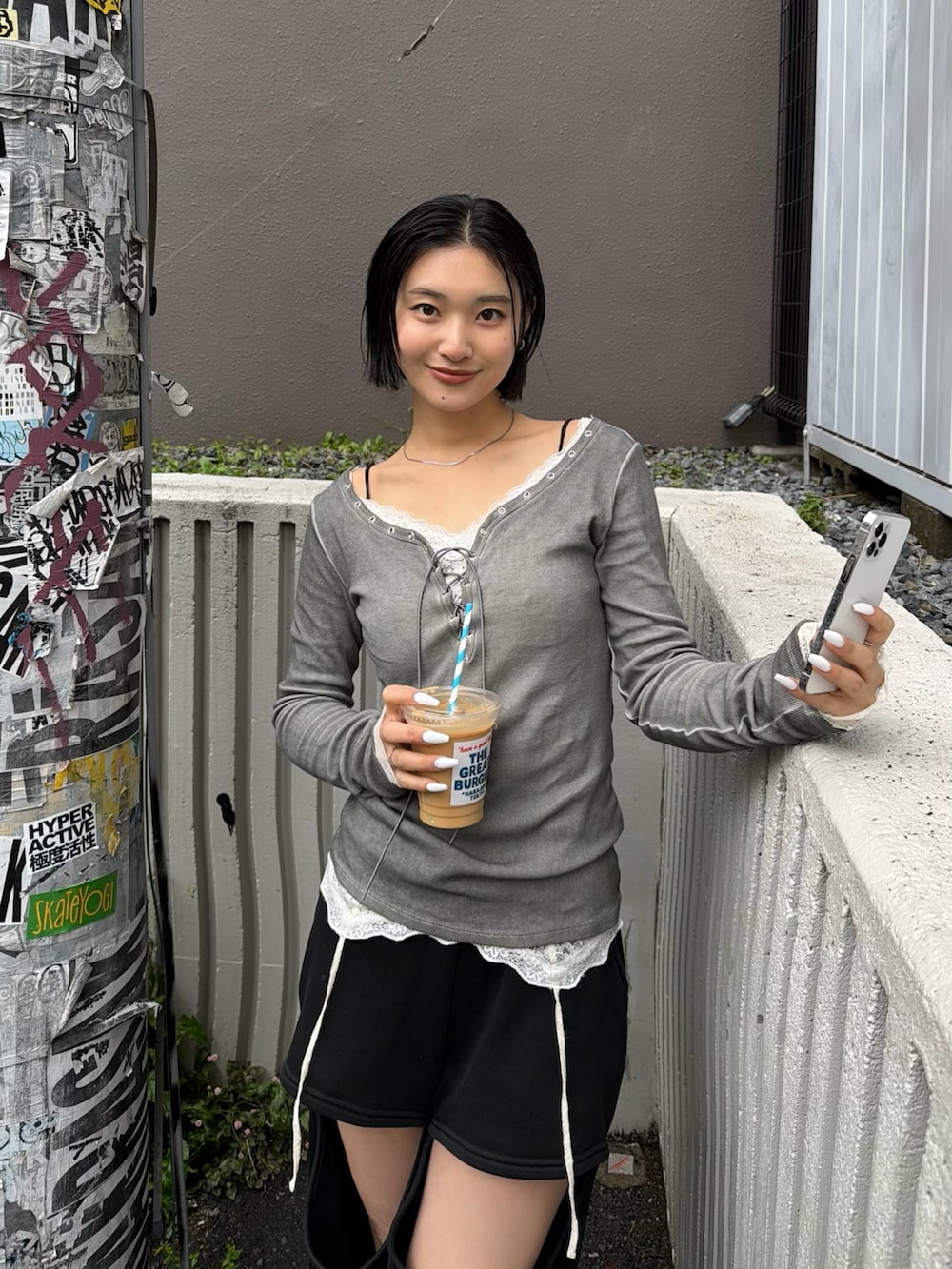 グレー系のTシャツ/カットソー、ホワイト系のTシャツ/カットソーを着用したレディースの春コーディネートの3枚目の写真