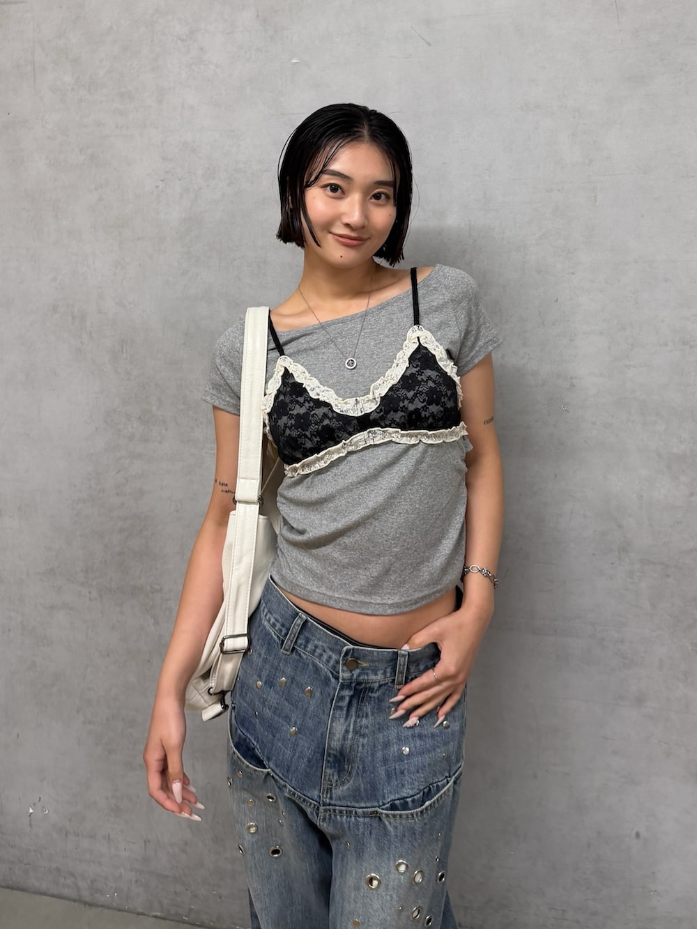ホワイト系のショルダーバッグ、ブルー系のデニムパンツ、ブラック系のシャツ/ブラウスを着用したレディースの夏コーディネートの3枚目の写真