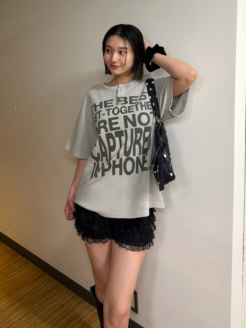 グレー系のTシャツ/カットソー、ブラック系のショルダーバッグ、ブラック系のブーツを着用したレディースの春コーディネートの3枚目の写真