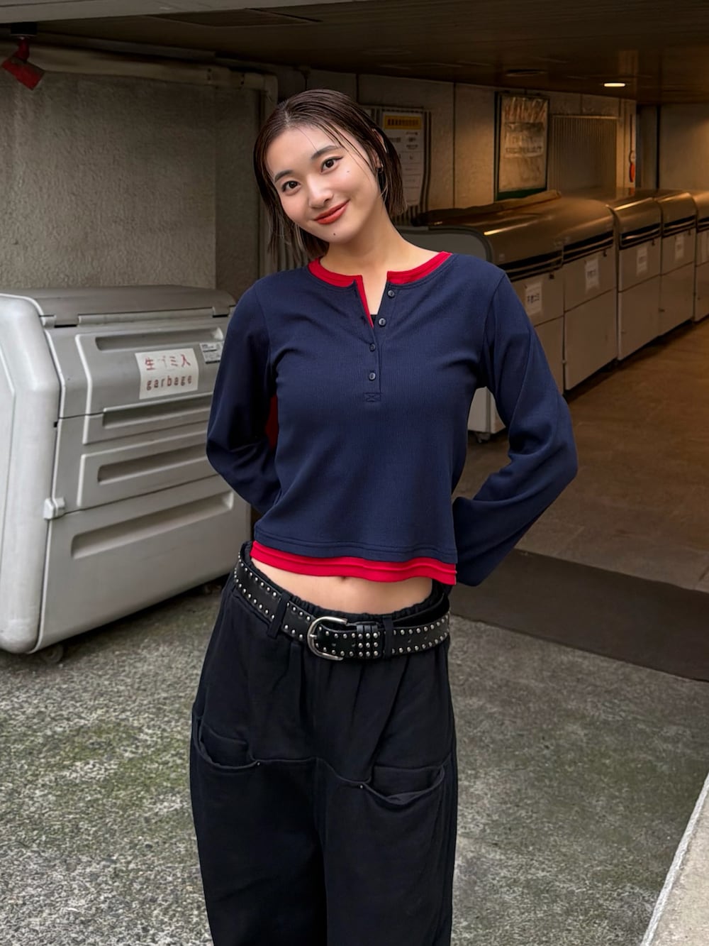 ブルー系のTシャツ/カットソー、ブラック系のスウェットパンツ、ブラック系のベルトを着用したレディースの秋コーディネートの2枚目の写真