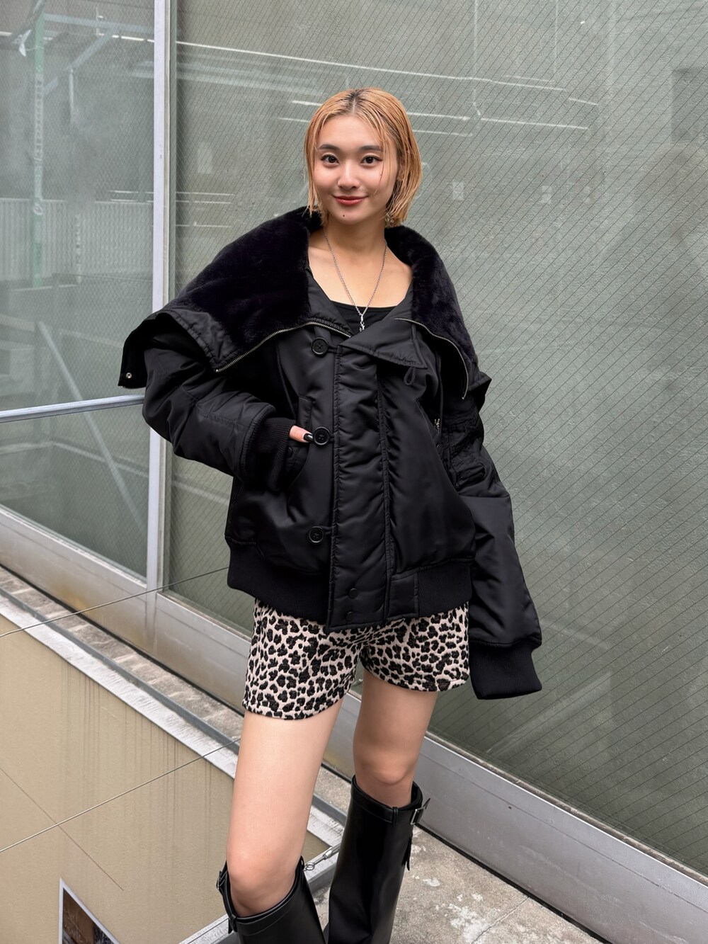 ブラック系のミリタリージャケット、ブラウン系のその他パンツ、ブラック系のブーツを着用したレディースの秋コーディネートの2枚目の写真