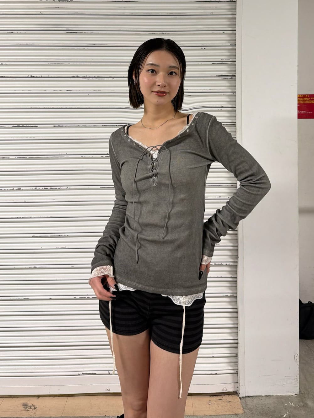 グレー系のTシャツ/カットソー、ホワイト系のTシャツ/カットソー、ブラック系のその他パンツを着用したレディースの春コーディネートの2枚目の写真