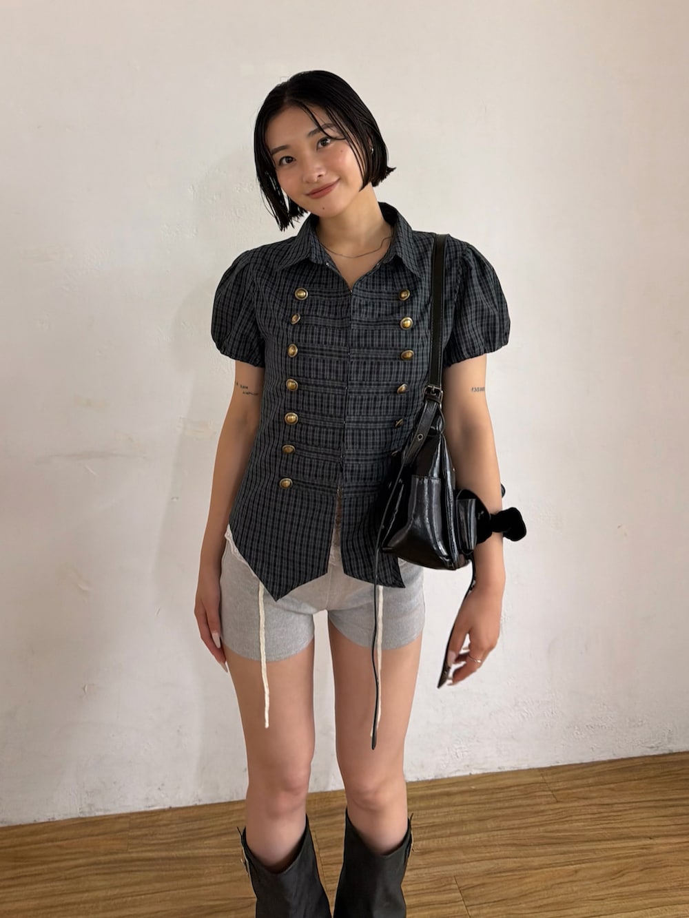 ブラック系のシャツ/ブラウス、グレー系のその他パンツ、ブラック系のショルダーバッグを着用したレディースの夏コーディネートの2枚目の写真