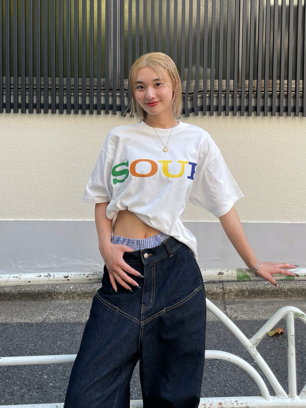 ホワイト系のTシャツ/カットソー、ブルー系のデニムパンツを着用したレディースの夏コーディネートの3枚目の写真