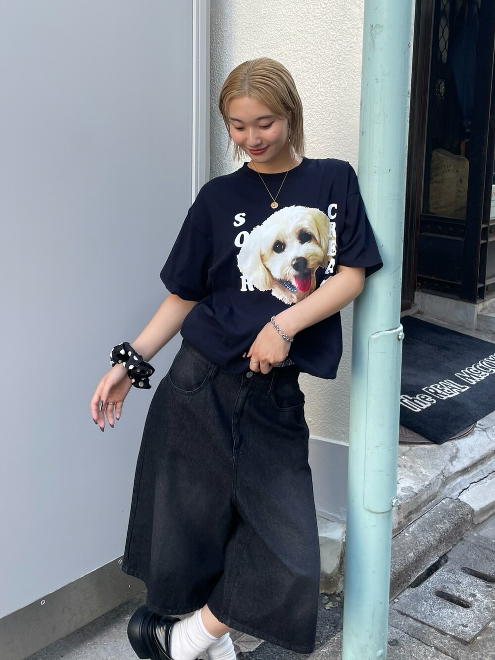 ブルー系のTシャツ/カットソー、ブラック系のデニムパンツを着用したレディースの夏コーディネートの3枚目の写真