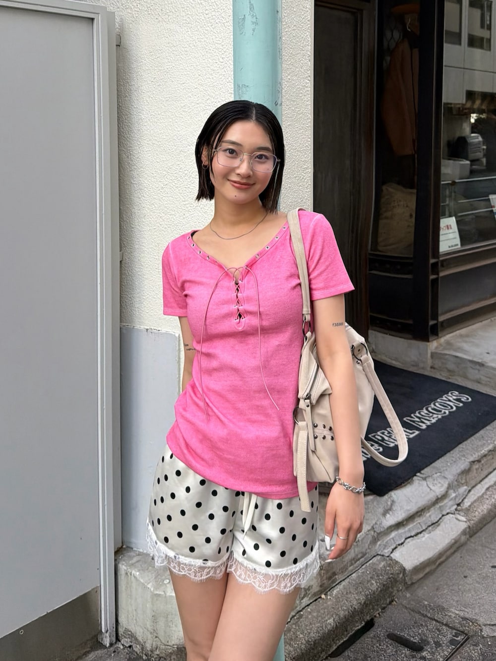 ブラック系のローファー、ホワイト系のその他パンツ、ピンク系のTシャツ/カットソーを着用したレディースの春コーディネートの2枚目の写真