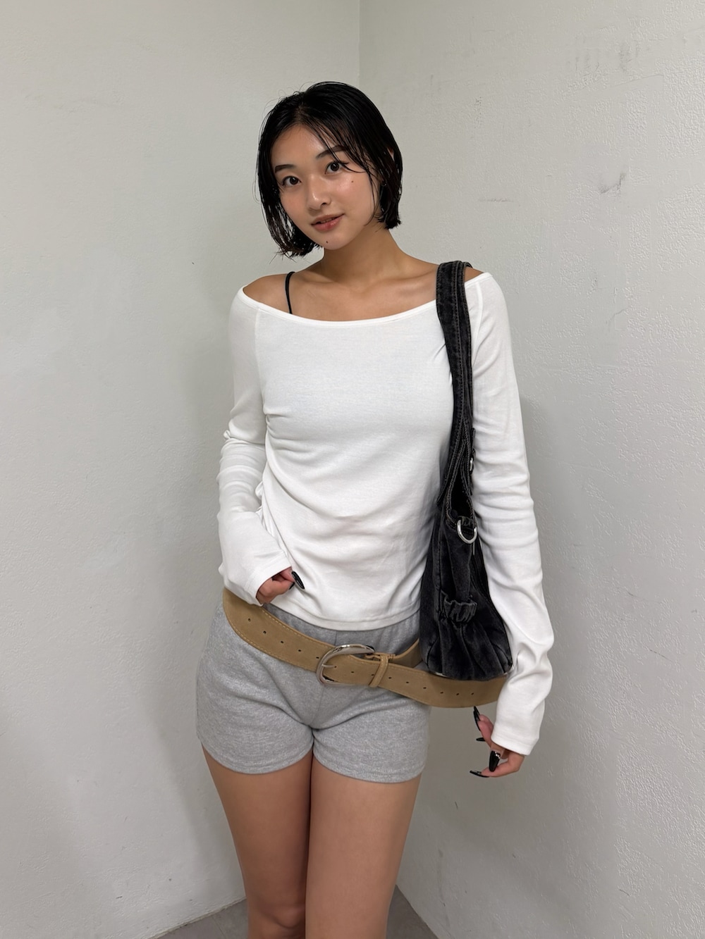 ホワイト系のTシャツ/カットソー、グレー系のその他パンツ、ベージュ系のベルトを着用したレディースの夏コーディネートの3枚目の写真