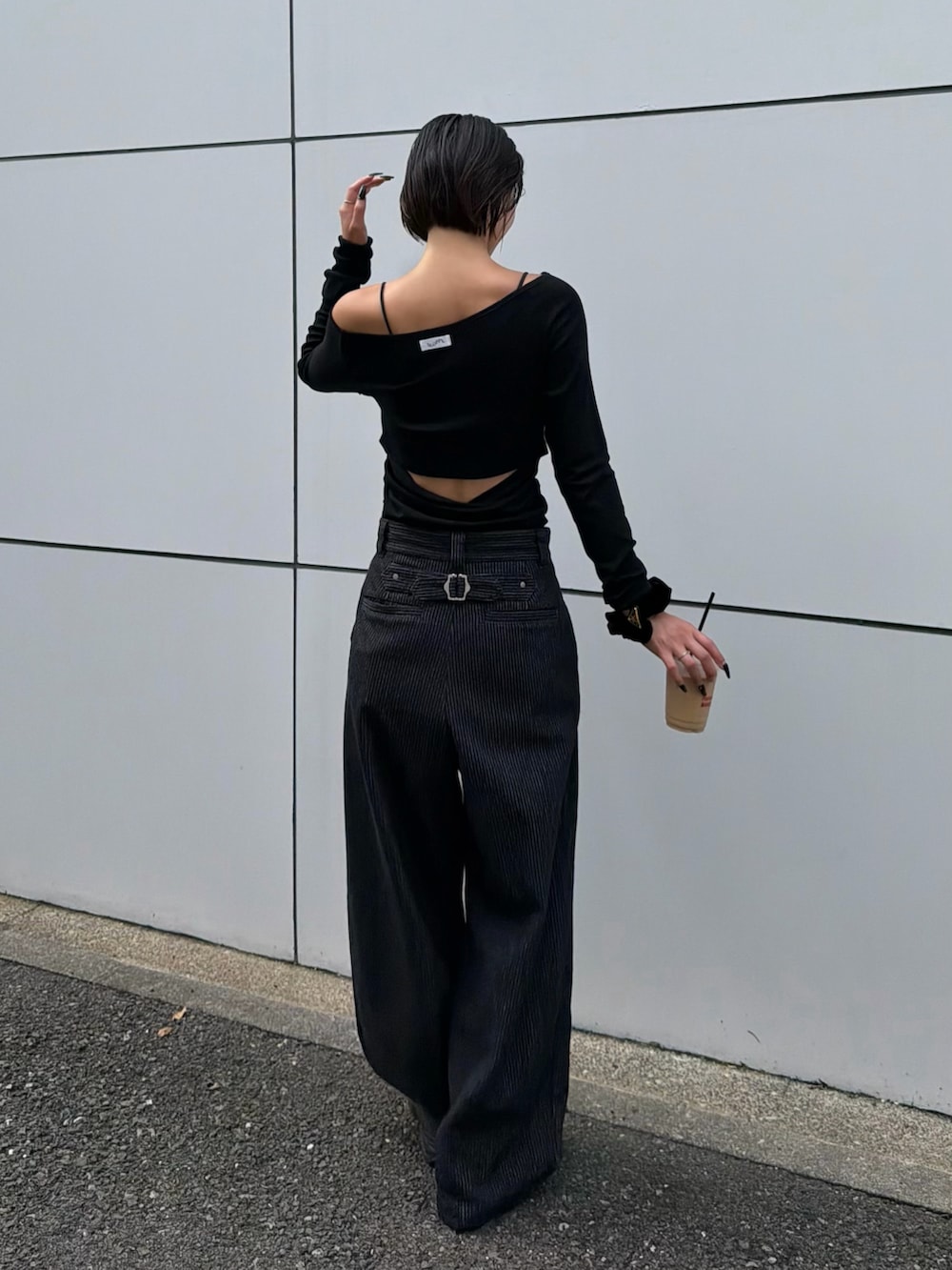 ブラック系のTシャツ/カットソーを着用したレディースの夏コーディネートの2枚目の写真