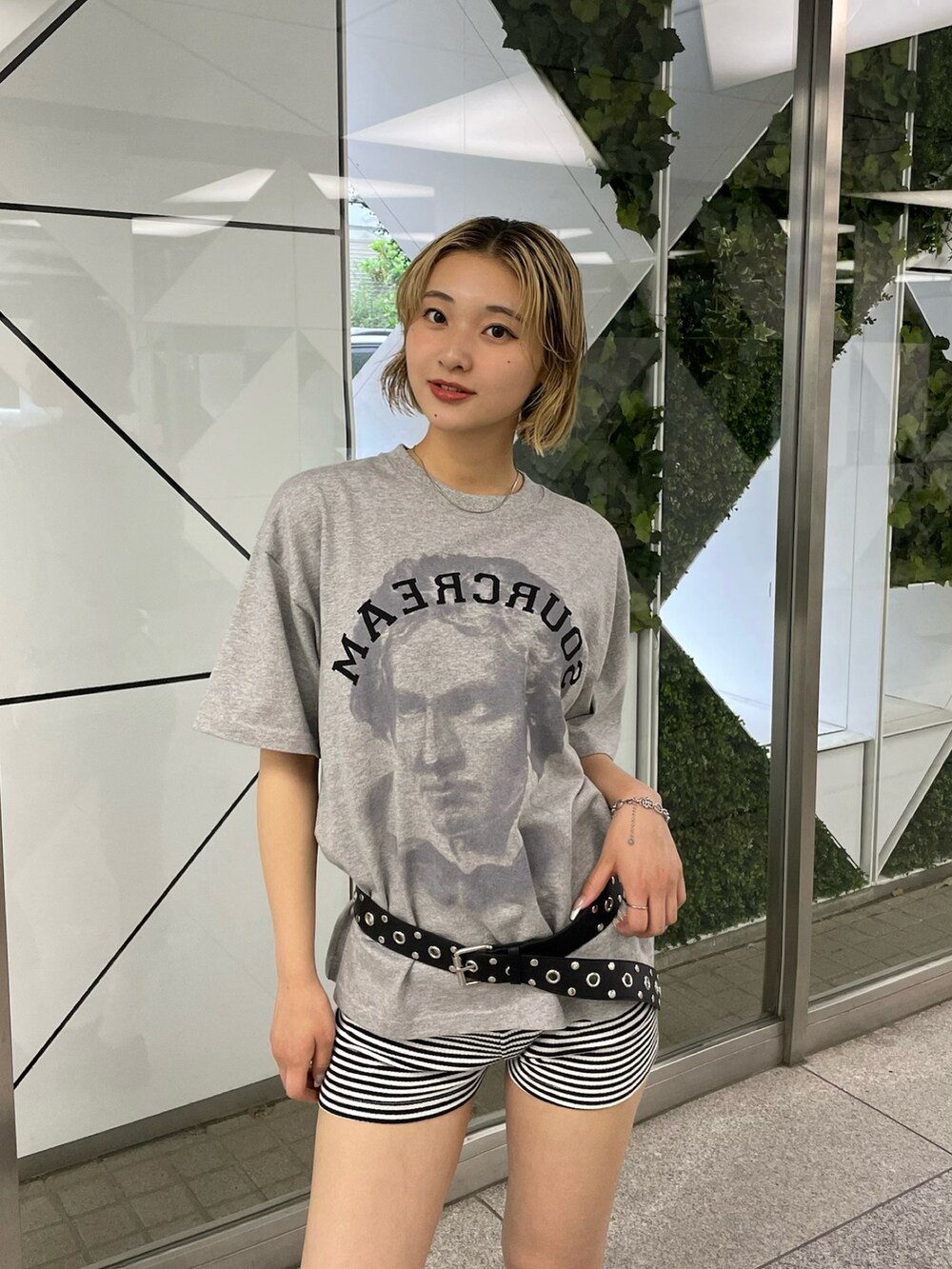 グレー系のTシャツ/カットソー、ホワイト系のその他パンツを着用したレディースの春コーディネートの3枚目の写真