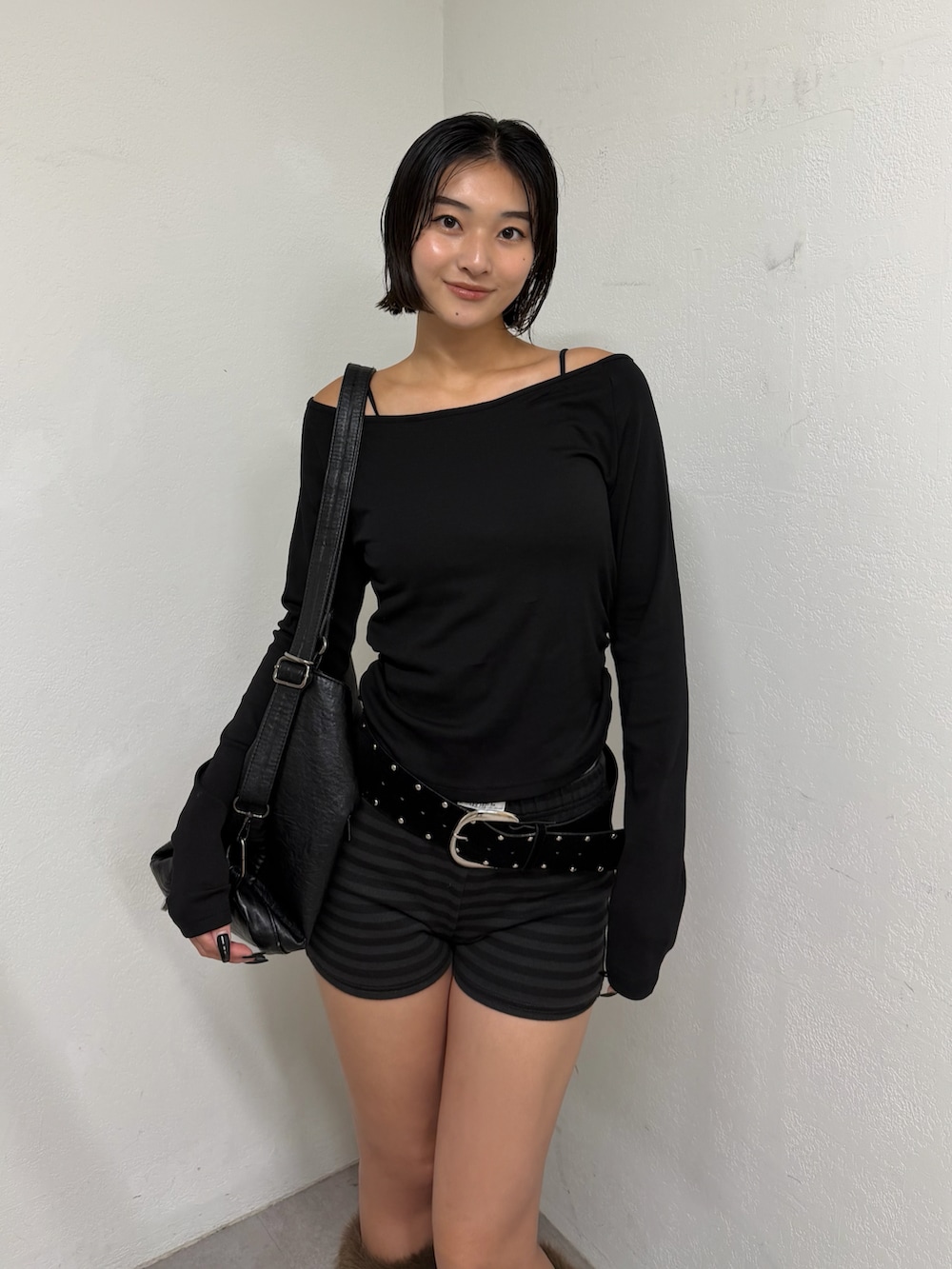 ブラック系のTシャツ/カットソー、ブラック系のショルダーバッグ、ブラック系のその他パンツを着用したレディースの夏コーディネートの3枚目の写真