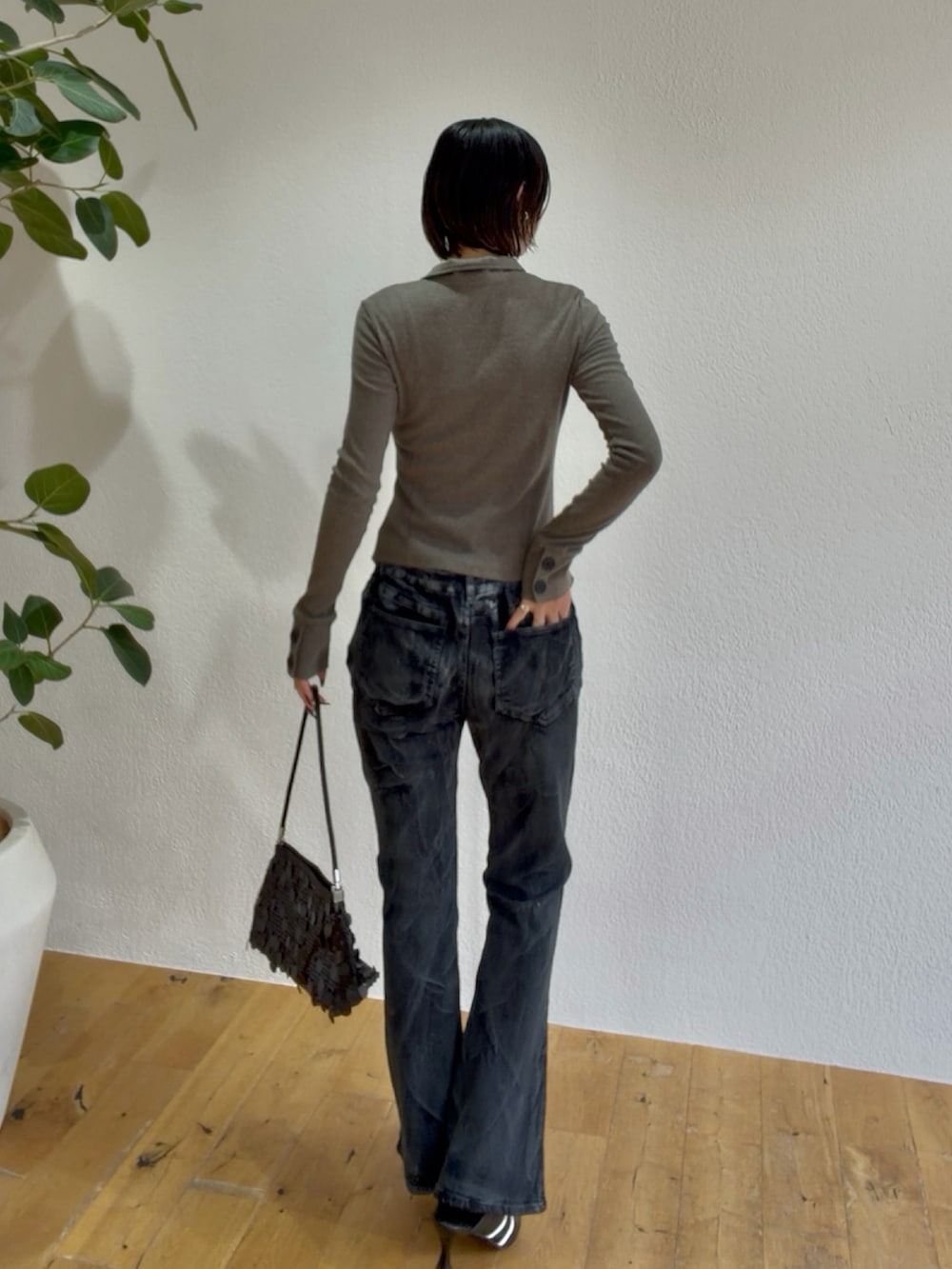 グレー系のTシャツ/カットソー、ブラック系のその他パンツ、ブラック系のショルダーバッグを着用したレディースの秋コーディネートの2枚目の写真