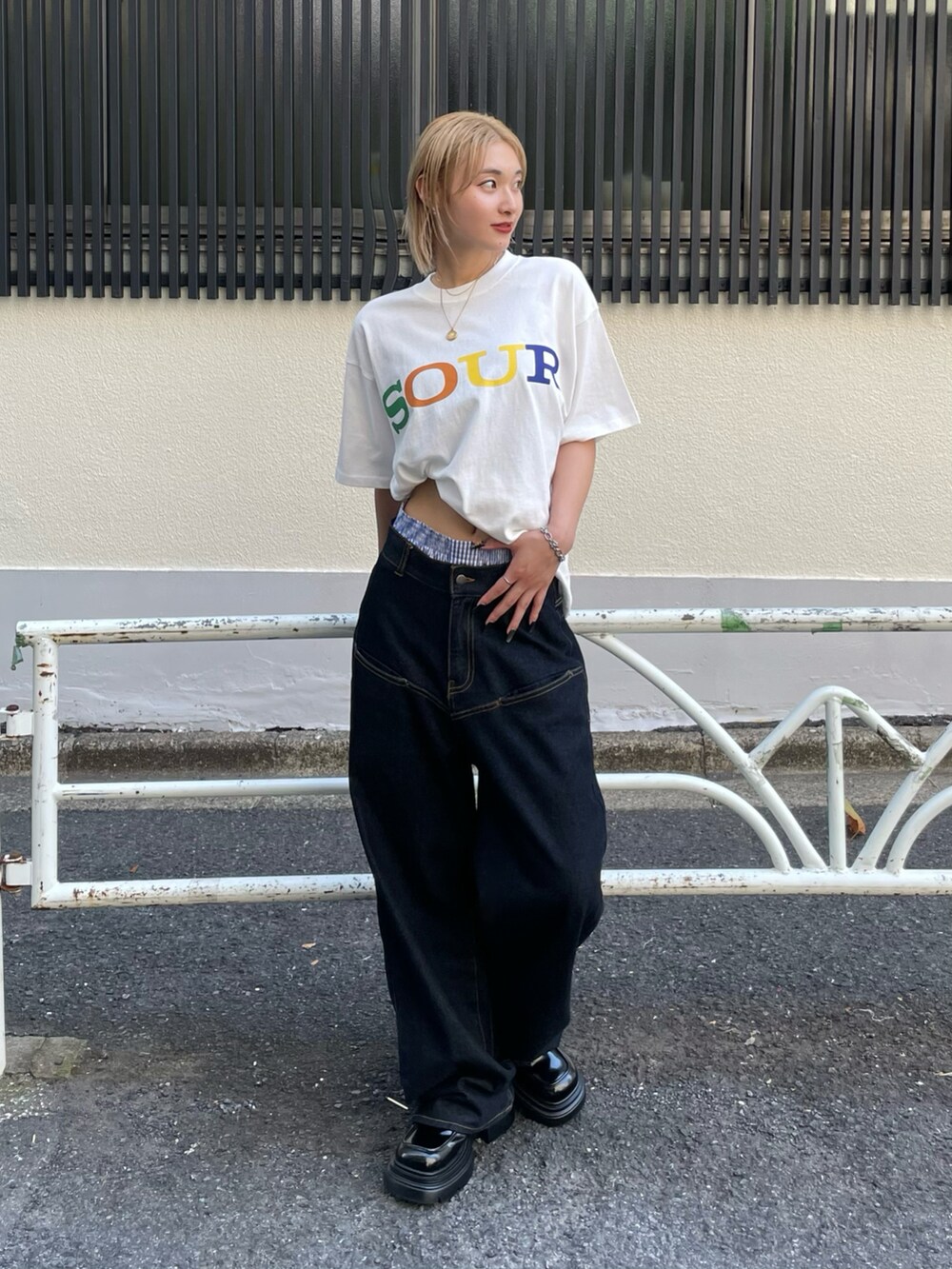 ホワイト系のTシャツ/カットソー、ブルー系のデニムパンツを着用したレディースの夏コーディネートの2枚目の写真