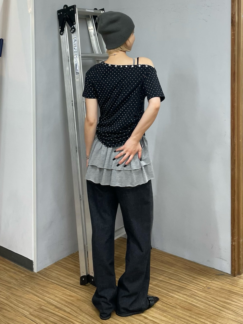 ブラック系のTシャツ/カットソー、グレー系のチュニック、ブラック系のデニムパンツを着用したレディースの夏コーディネートの2枚目の写真