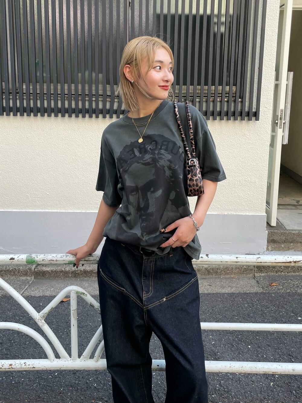グレー系のTシャツ/カットソー、ブルー系のデニムパンツ、ブラウン系のショルダーバッグを着用したレディースの夏コーディネートの3枚目の写真