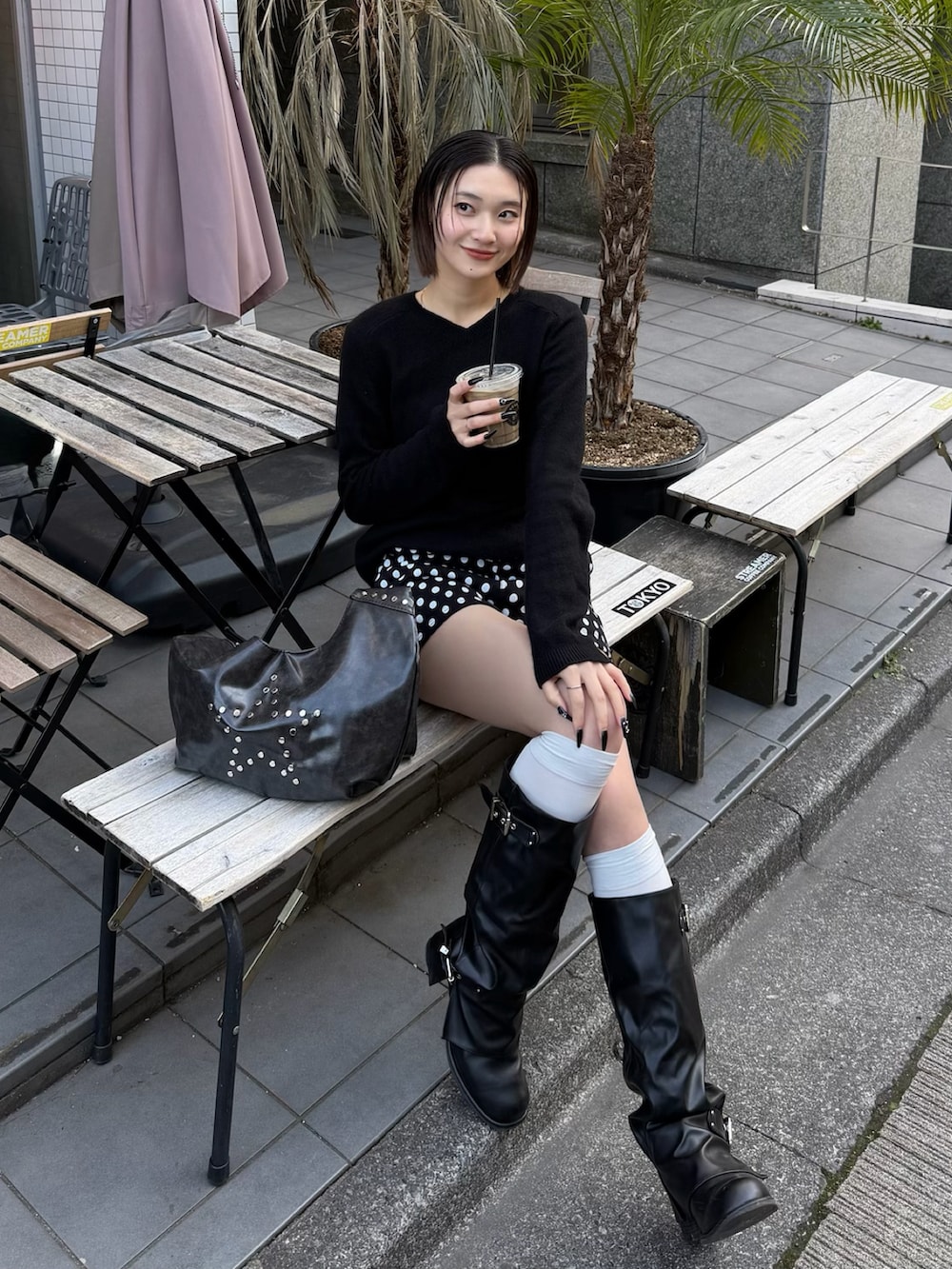 ブラック系のその他パンツを着用したレディースの春コーディネートの2枚目の写真