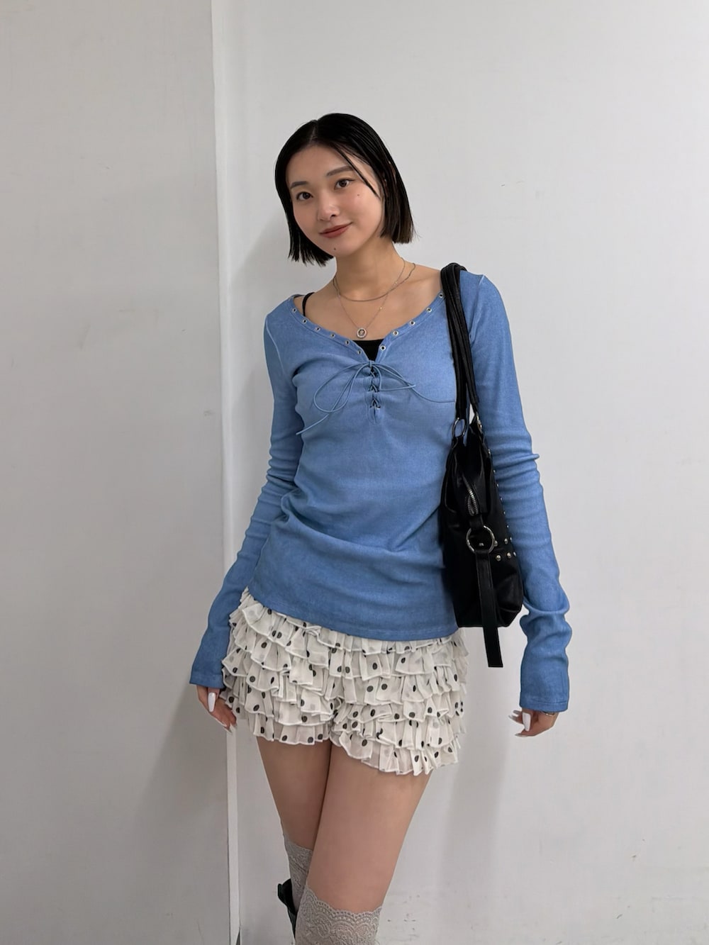 ブルー系のTシャツ/カットソー、ホワイト系のその他パンツ、ブラック系のショルダーバッグを着用したレディースの春コーディネートの2枚目の写真