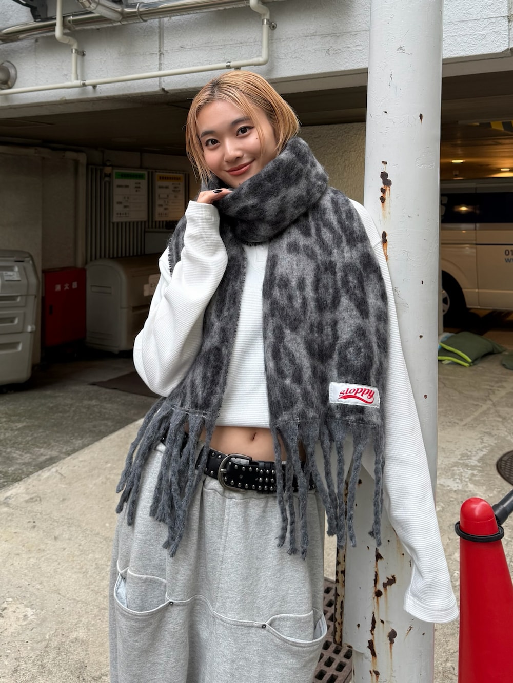 ホワイト系のTシャツ/カットソー、グレー系のスウェットパンツ、グレー系のマフラーを着用したレディースの秋コーディネートの4枚目の写真