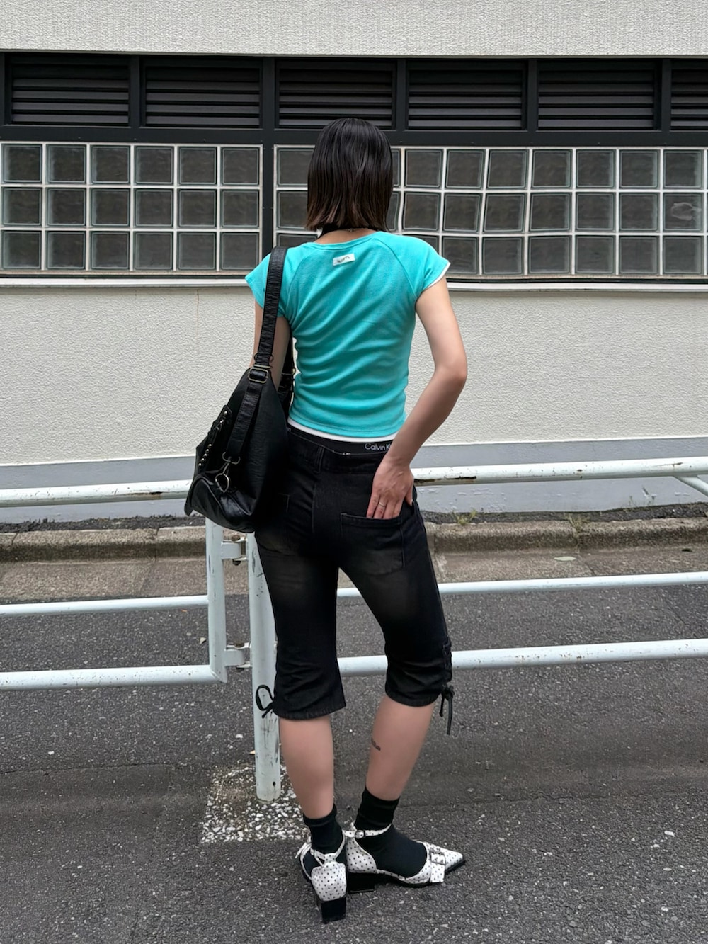 ブルー系のTシャツ/カットソー、ホワイト系のTシャツ/カットソー、ブラック系のショルダーバッグを着用したレディースの夏コーディネートの2枚目の写真