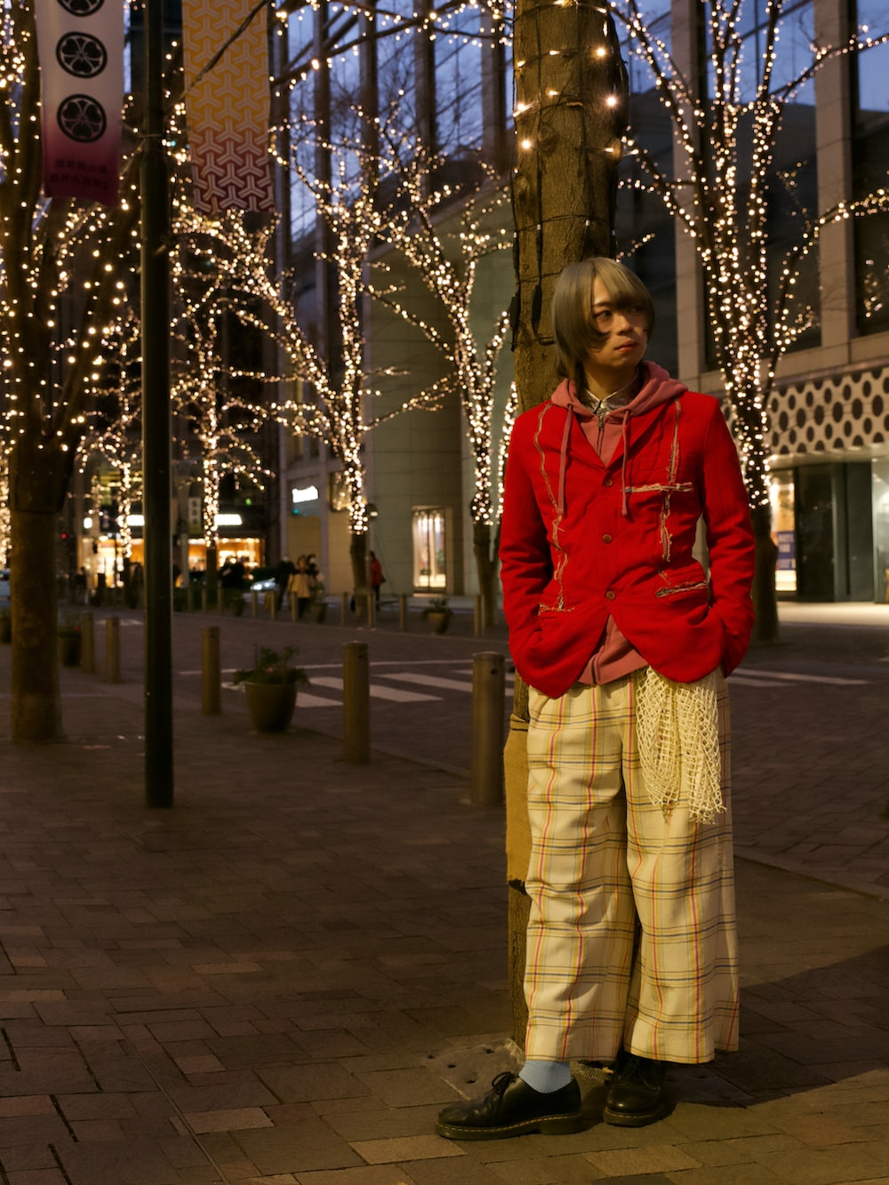 ブラック系のローファー、ホワイト系のTシャツ/カットソー、レッド系のテーラードジャケットを着用したメンズの冬コーディネートの2枚目の写真