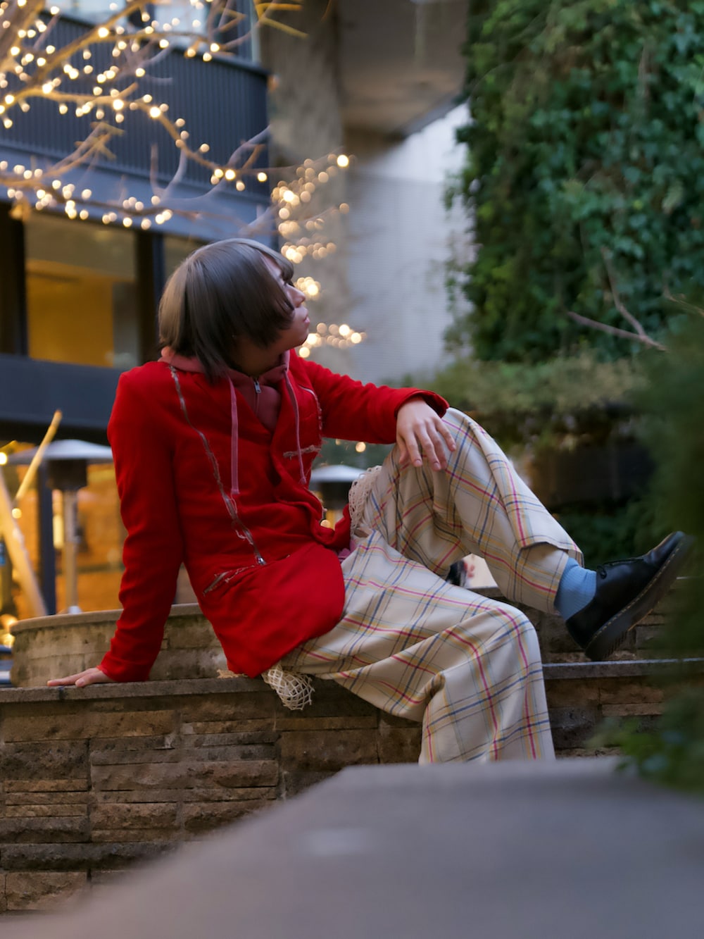 ブラック系のローファー、ホワイト系のTシャツ/カットソー、レッド系のテーラードジャケットを着用したメンズの冬コーディネートの3枚目の写真