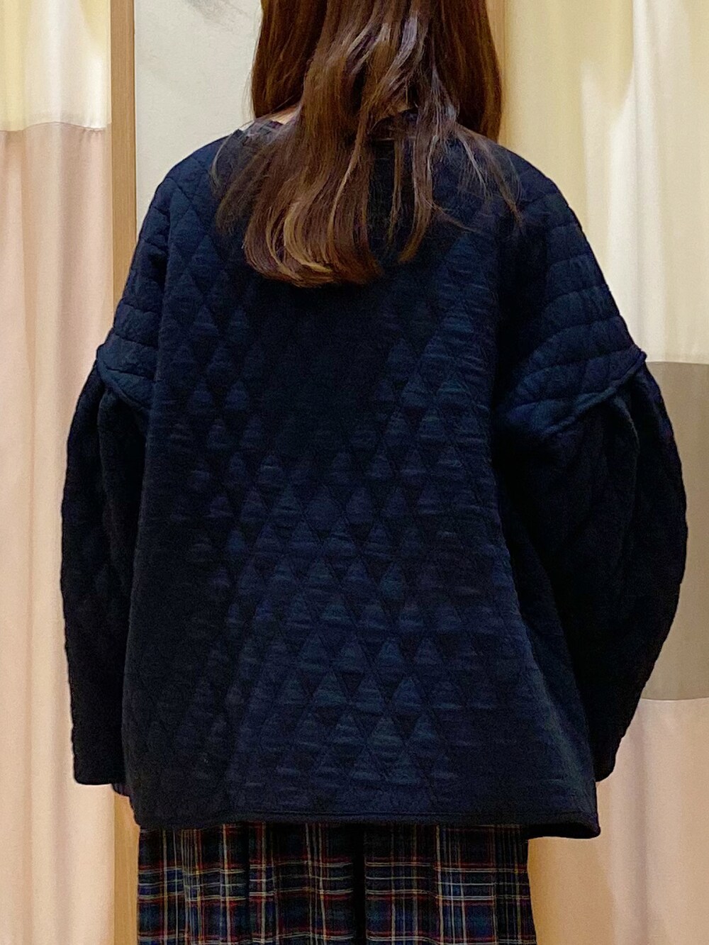 ブラック系のジャケット/アウター、ブラック系のジャケット/アウター、グリーン系のシャツ/ブラウスを着用したレディースの秋コーディネートの3枚目の写真