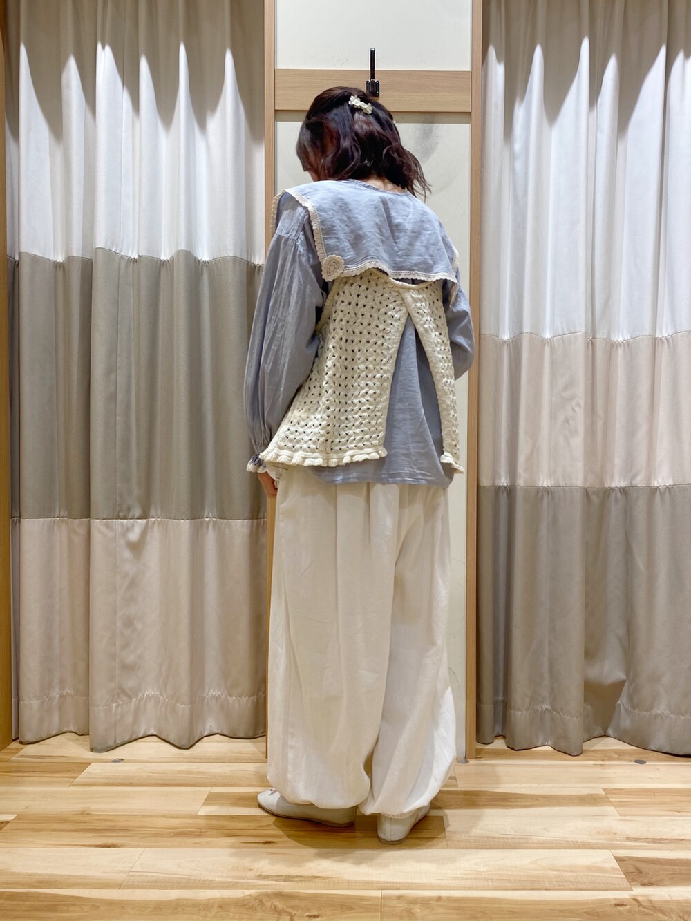 「春、カラーコーデ、シンプルスタイル、ゆべしコラボ、ゆべし×SamansaMos2、SM2、春コーデ、ブラウス、つけ襟、ベスト、ニットベスト、パンツスタイル、淡色コーデ、ホワイトコーデ、バレエシューズ」|「🌷ゆべしちゃん×SM2コラボのアイテム(その他、その他)」を使った、ナカガワさん(レディース・156cm)の春コーディネートの2枚目の写真