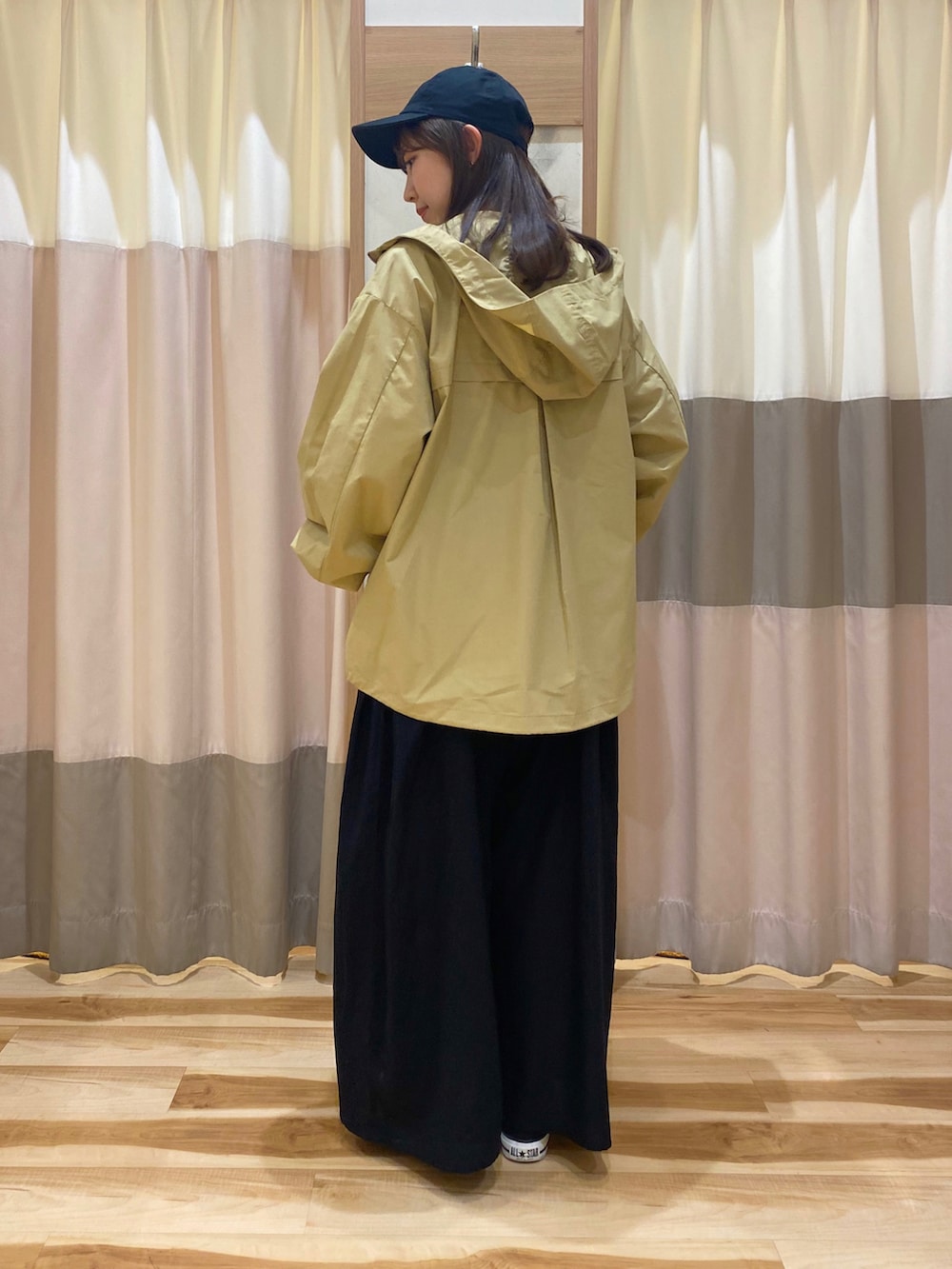 「いまどきジャケット写真、低身長コーデ、マウンテンパーカー、キャップ、ボーダー、ボーダートップス、サロペット、サロペットコーデ、Tシャツ、converse、スニーカー、カジュアルコーデ、メンズライク、SM2、おしゃれさんと繋がりたい」｜「Samansa Mos2の【リンネル5月号掲載アイテム】【撥水＋防汚】いっぱい遊べるアクティブマンパ（ブルゾン、ベージュ系）」を使った、ナカガワさん（レディース・155cm）の春コーディネートの3枚目の写真